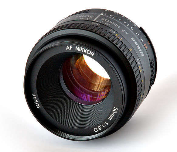 Объектив Nikon AF 50mm/1.8 с полностью открытой диафрагмой