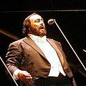 Luciano Pavarotti na stadionie Velodrome, 15.06.2002.