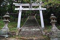 生石神社　鳥居 本殿方向へ参道を見上げるように撮影。頂上付近に拝殿が見える。