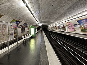 Vue des quais de la station, en direction de Balard.