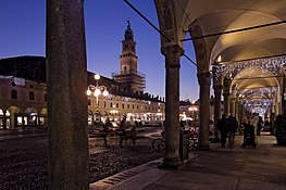 Vue sur les portiques et la tour Bramante de la place ducale de Vigevano