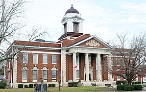 Bleckley County Courthouse (2016). Das Courthouse wurde Anfang 1914 eröffnet und im Stile des Neoklassizismus errichtet. Es ist bis heute das Gerichts- und Verwaltungsgebäude des County. Im September 1980 wurde es als erstes Objekt im County in das NRHP eingetragen.[1]