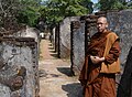 Romok egy buddhista szerzetessel