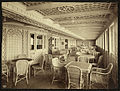 Le Café parisien du Titanic et ses fauteuils en rotin. Acajou, linoleum, staff et rotin (en partie fibres et bois coloniaux) font partie de la décoration des ponts supérieurs.