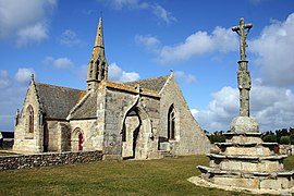 Le calvaire et la chapelle.