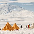 Le drapeau arc-en-ciel en Antarctique, au pied du mont Erebus, en 2008.