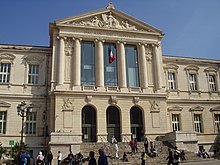 Vue d'un palais de justice avec fronton et colonnes.