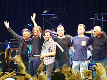 חברי הלהקה בהופעה באוקלנד, 2013