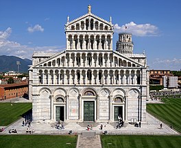 La catedral de Pisa (1063-1092), Italia, tiene un campanile independiente y presenta una armonía de policromía y arcadas.