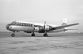 Douglas DC-6B компании United Air Lines в Оклендском аэропорту