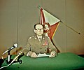 1981年12月13日，雅鲁泽尔斯基在波兰电视台演播室向全国宣布戒严令