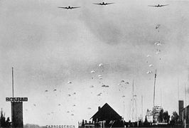 Tyske fallskjermsoldater lander i Nederland, 10. mai 1940 Foto: H. Lamme