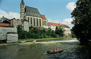Rafting na Wełtawie, na Starym Mieście od prawej widoczne d. Kolegium Jezuickie, kościół św. Wita i d. Szkoła Łacińska