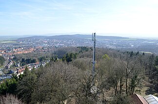 Blick vom Bismarckturm bei Salzgitter-Bad über den Ort und den südlichen Teil des Höhenzugs