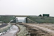 De Hanzelijn heeft alleen ongelijkvloerse kruisingen, zoals hier bij de weg Slaper ten zuidwesten van Kampen.