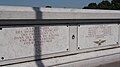 Les deux plaques d'aviateurs du pont.