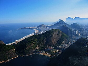 Rio de Janeiro, au Brésil, vu depuis le Mont du Pain de Sucre, en direction de Copacabana et Ipanema (mai 2004). (définition réelle 1 136 × 852*)