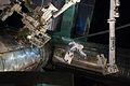 Mike Fossum muntat en el braç robòtic de l'ISS transferint el RRM al SPDM com a emmagatzematge temporal