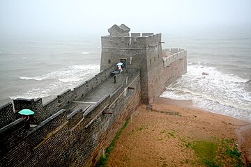 Ming-dynastiets mur ved Shanhai-passet i Hebei hvor den møter Bohaibukten