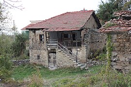 Стара куќа во источниот дел на селото