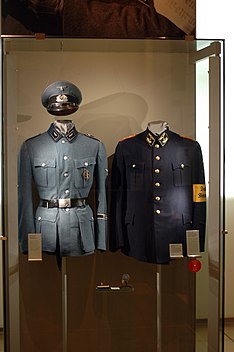 Uniformer för Deutsche Reichsbahn under andra världskriget. Till vänster en driftvärnsuniform till höger en uniform för tjänsteman i lönegrad 9.