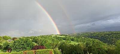 Arc-en-ciel secondaire dans les Pyrénées.