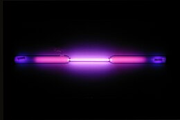 Аргон – безцветен газ, излъчващ розова светлина при поставяне в силно електрическо поле