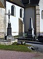 Croix de mission et monument aux morts.