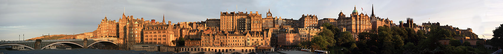 Edinburgheko Hiri Zaharraren ikuspegia, ezkerraldean North Bridge zubia, eta eskuinaldean Edinburgheko gaztelua eta Eskoziako Galeria Nazionala ikus daitezkelarik.