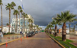 Strandpromenaden i Larnaca med hotell i omgivningen.