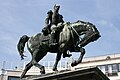 Statue du roi dont le cheval a la tête baissée et une jambe levée