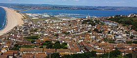 Le tombolo de galet de Chesil Beach, reliant l'île de Portland à la Grande-Bretagne.