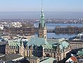 Blick auf das Hamburger Rathaus und die Binnenalster