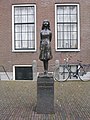 Статуата на Ана Франк во дворот од црквата, Мари Андрисен