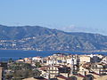 A Sicilia vista da a periferia nordu di Reggio.