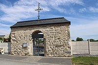 Le portail du cimetière.