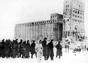 Puna-armeijan sotilaat kuljettavat antautuneita saksalaissotilaita Stalingradin viljasiilon ohi helmikuussa 1943.