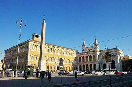 Vista do Palácio Laterano, o Obelisco Laterano e o fundo da arquibasílica.