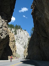 BC Highway 93 fører ind i parken gennem Sinclair Canyon