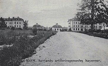 Kasernerna någon gång mellan 1910 och 1927 sett från Drottninggatan.