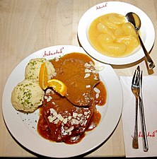 Rheinischer Sauerbraten vom Pferd in Rosinensauce mit Klößen und Apfelmus