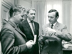 Jan-Olof Strandberg (till höger) överlämnar Karl Gerhards hederspris till Hasse och Tage 1968.