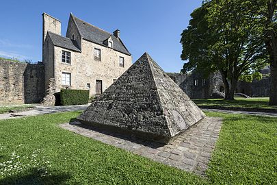 Pyramide de la mémoire dans la cour du château.