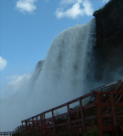 Fossurin Bridal Veil Falls liggur fullkomiliga á amerikanasku síðuni.