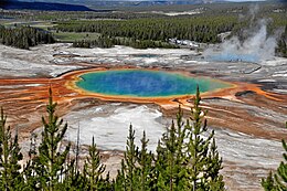 Photographie montrant la source chaude Grand Prismatic Spring et ses environs directs.