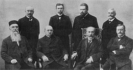 Gunnar Knudsens første regjering 1908: Fra venstre: 1. Karl Seip, kirkeminister 2. Nils Claus Ihlen, arbeidsminister 3. Gunnar Knudsen, statsminister 4. Lars Abrahamsen, handelsminister 5. Hans Konrad Foosnæs, landbruksminister 6. Wilhelm Christophersen, utenriksminister 7. Haakon Ditlef Lowzow, forsvarsminister 8. Johan Castberg, justisminister