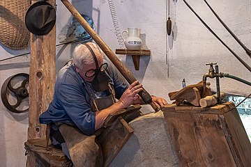 Schärfen der Klinge (Schauschärfen ohne Wasser) am Dreh-Schleifstein