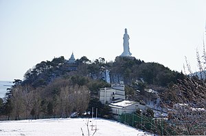 東を向いて立つ釜石大観音（2012年3月撮影）