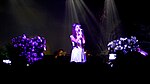 Lana Del Rey chantant dans une salle à l'Irving Plaza. Cette dernière porte une robe blanche et tient fermement un microphone dans ses mains. Deux gros bouquets de fleurs l'entourent alors que certains violonistes peuvent être aperçus derrière elle. Un éclairage mauve couvre la scène.