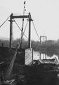 Die neue, am 24. Dezember 1951 eingeweihte Brücke im Bau (Blick aus Keuchingen in Richtung Mettlach)